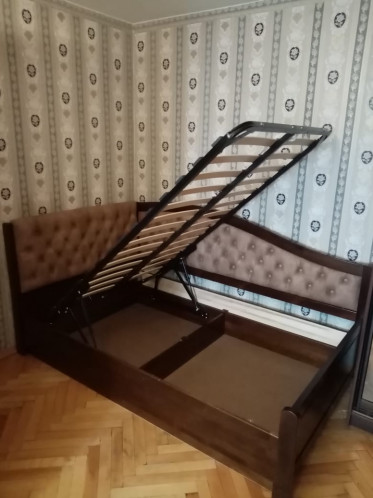 Кровать с мягким изголовьем из натурального дерева Вероника Soft-M с подъёмным механизмом, массив сосны, цвет коричневый 3.